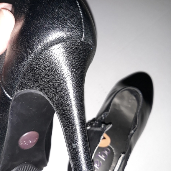 5/$25 💕 Me Too black leather zip ankle boots. 3.5 inches heel. Size 7 - Picture 4 of 12